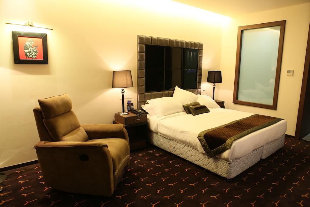 Krome - A - Boutique Hotel Meerut Luaran gambar